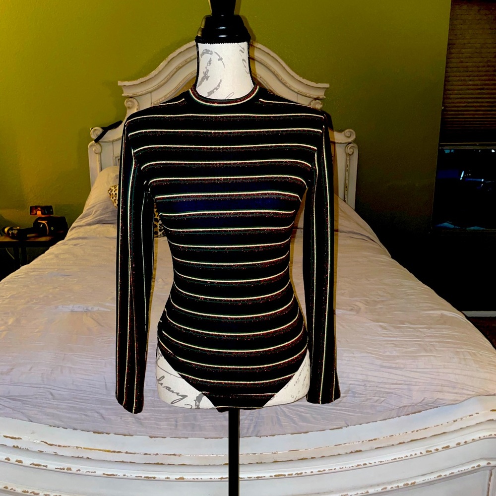 FASHION NOVA Bodysuit. Backless, metallic material